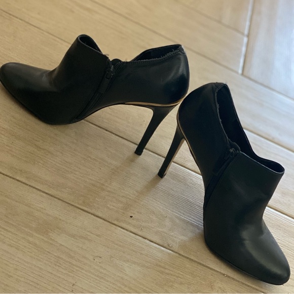 BLACK Saks Fifth Avenue Bootie Size 8 - Picture 3 of 4